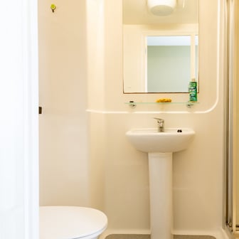 Bronze En Suite - Image 8